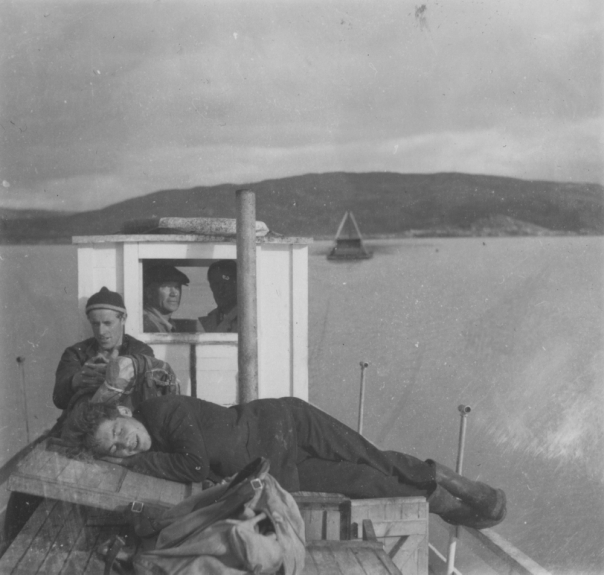 Thorleif Hoffs album 1, side 45. Album fra Thorleif Hoff som dokumenterer anleggsvirksomheten i Glomfjord på 1950-tallet
